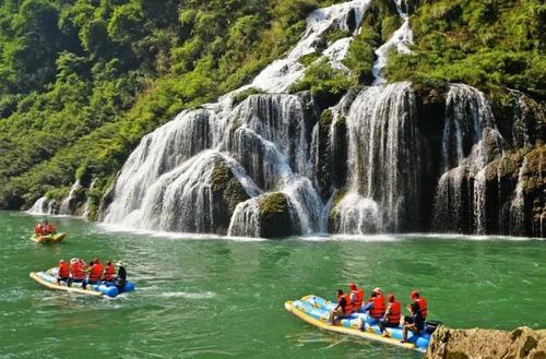 發揮資源優勢,借助"旅游 "在產品開發上大作文章,不斷豐富景區業態